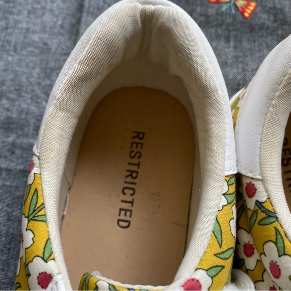 RESTRICTED White Floral Print Canvas Lace Sneakers Size 9.5 - Picture 6 of 15